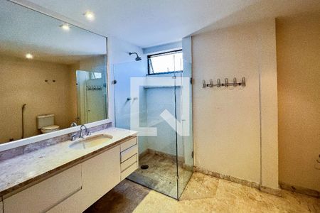 Apartamento à venda com 405m², 5 quartos e 4 vagasBanheiro da Suíte 1