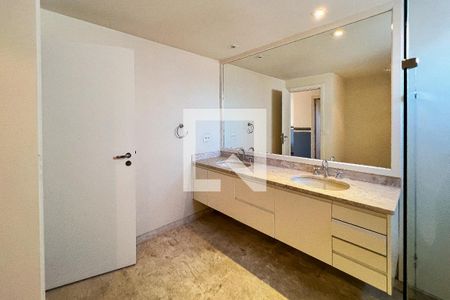 Apartamento à venda com 405m², 5 quartos e 4 vagasBanheiro da Suíte 1
