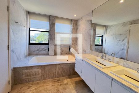 Apartamento à venda com 405m², 5 quartos e 4 vagasBanheiro da Suíte 4