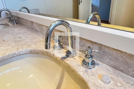 Apartamento à venda com 405m², 5 quartos e 4 vagasBanheiro da Suíte 1