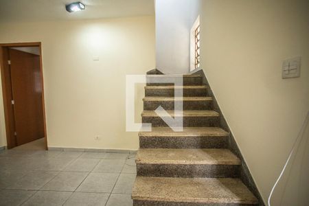 Escadas de casa para alugar com 2 quartos, 300m² em Vila Campestre, São Paulo
