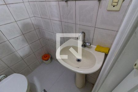 Detalhe do banheiro da suíte de casa para alugar com 1 quarto, 45m² em Nova Mirim, Praia Grande