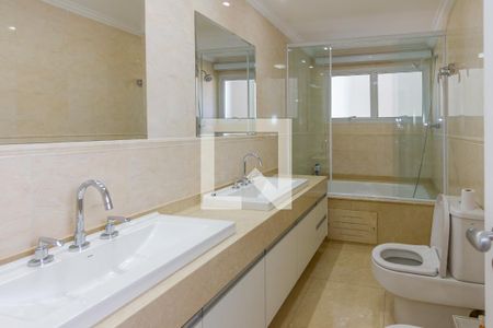 Casa de condomínio para alugar com 370m², 4 quartos e 4 vagasBanheiro da Suíte 1