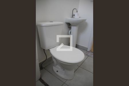 Banheiro de apartamento para alugar com 2 quartos, 48m² em Vila Carmosina, São Paulo