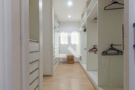 Casa de condomínio para alugar com 600m², 4 quartos e 4 vagas Casa de condomínio para alugar com 600m², 4 quartos e 4 vagasCloset