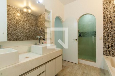 Casa de condomínio para alugar com 600m², 4 quartos e 4 vagas Casa de condomínio para alugar com 600m², 4 quartos e 4 vagasBanheiro da Suíte 1