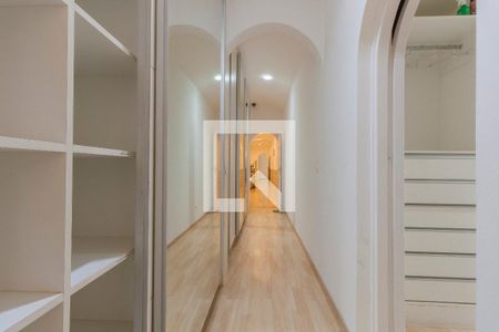 Casa de condomínio para alugar com 600m², 4 quartos e 4 vagas Casa de condomínio para alugar com 600m², 4 quartos e 4 vagasCloset