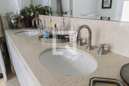 Apartamento à venda com 300m², 3 quartos e 5 vagasBanheiro da Suíte 1 Pia