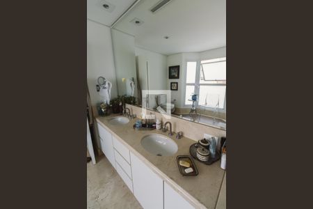 Apartamento à venda com 300m², 3 quartos e 5 vagasBanheiro da Suíte 1