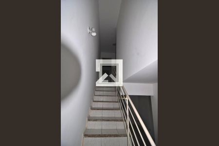 Escada de Acesso ao Segundo Andar de casa de condomínio para alugar com 3 quartos, 107m² em Anil, Rio de Janeiro