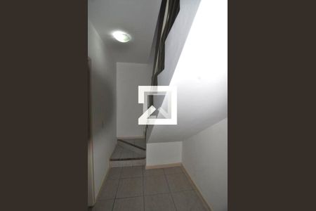 Escada de Acesso ao Segundo Andar de casa de condomínio para alugar com 3 quartos, 107m² em Anil, Rio de Janeiro