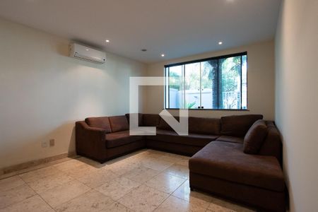 Sala de tv de casa de condomínio à venda com 4 quartos, 678m² em Barra da Tijuca, Rio de Janeiro
