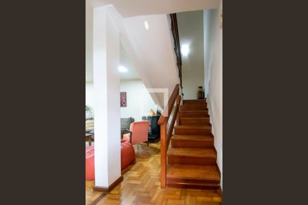 Casa de condomínio à venda com 150m², 3 quartos e 2 vagas Casa de condomínio à venda com 150m², 3 quartos e 2 vagasEscada