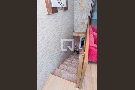 Casa à venda com 300m², 4 quartos e 3 vagas Casa à venda com 300m², 4 quartos e 3 vagasEscada acesso garagem