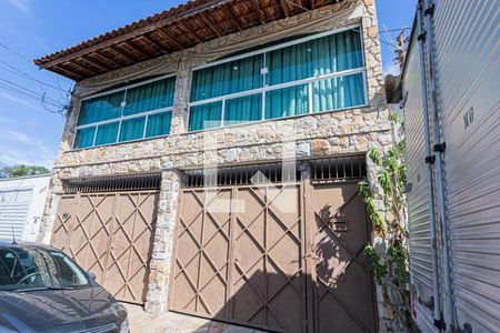 Casa à venda com 300m², 4 quartos e 3 vagas Casa à venda com 300m², 4 quartos e 3 vagasFachada