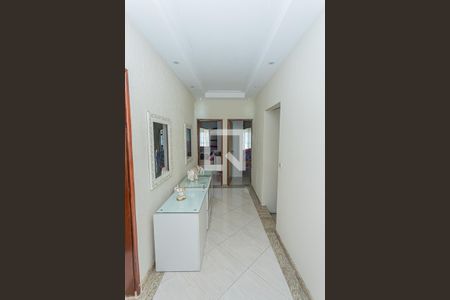 Casa à venda com 300m², 4 quartos e 3 vagas Casa à venda com 300m², 4 quartos e 3 vagasHall passagem