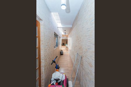 Casa à venda com 300m², 4 quartos e 3 vagas Casa à venda com 300m², 4 quartos e 3 vagasCorredor externo