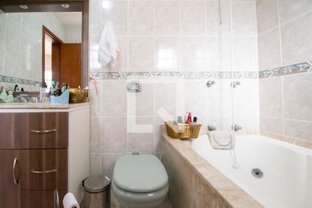 Casa à venda com 242m², 3 quartos e 3 vagas Casa à venda com 242m², 3 quartos e 3 vagasBanheiro da Suíte