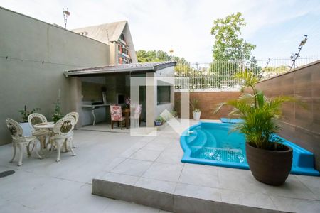 Casa à venda com 242m², 3 quartos e 3 vagas Casa à venda com 242m², 3 quartos e 3 vagasQuintal