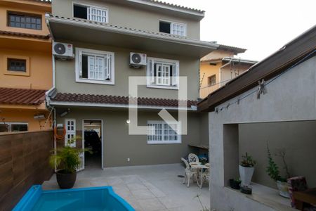 Casa à venda com 242m², 3 quartos e 3 vagas Casa à venda com 242m², 3 quartos e 3 vagasQuintal