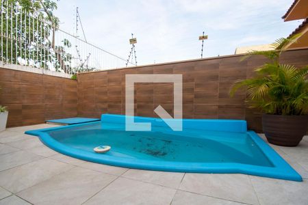 Casa à venda com 242m², 3 quartos e 3 vagas Casa à venda com 242m², 3 quartos e 3 vagasPiscina