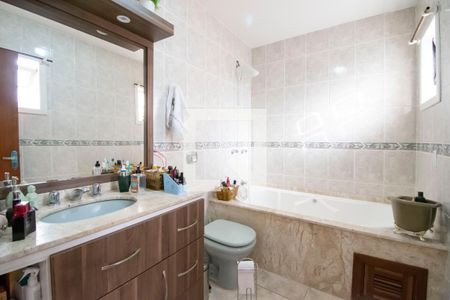 Casa à venda com 242m², 3 quartos e 3 vagas Casa à venda com 242m², 3 quartos e 3 vagasBanheiro da Suíte