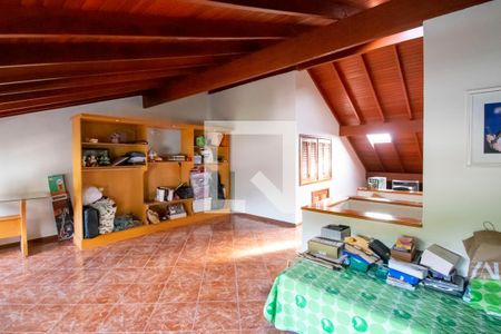 Casa à venda com 242m², 3 quartos e 3 vagas Casa à venda com 242m², 3 quartos e 3 vagasSótão