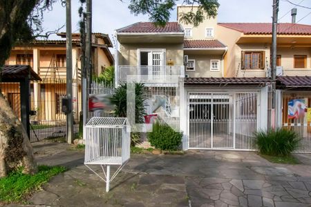 Casa à venda com 242m², 3 quartos e 3 vagas Casa à venda com 242m², 3 quartos e 3 vagasFachada