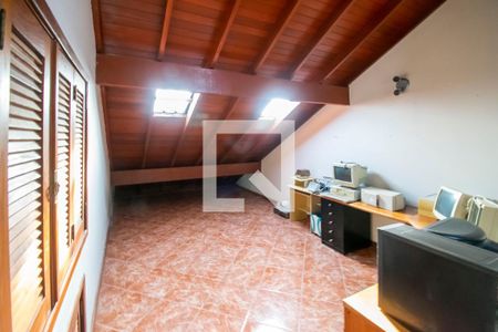 Casa à venda com 242m², 3 quartos e 3 vagas Casa à venda com 242m², 3 quartos e 3 vagasSótão