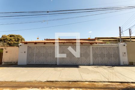 Casa para alugar com 430m², 4 quartos e 3 vagas Casa para alugar com 430m², 4 quartos e 3 vagasFachada
