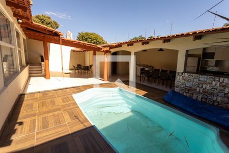 Casa para alugar com 430m², 4 quartos e 3 vagas Casa para alugar com 430m², 4 quartos e 3 vagasPiscina