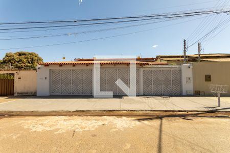 Casa para alugar com 430m², 4 quartos e 3 vagas Casa para alugar com 430m², 4 quartos e 3 vagasFachada