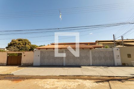 Casa para alugar com 430m², 4 quartos e 3 vagas Casa para alugar com 430m², 4 quartos e 3 vagasFachada
