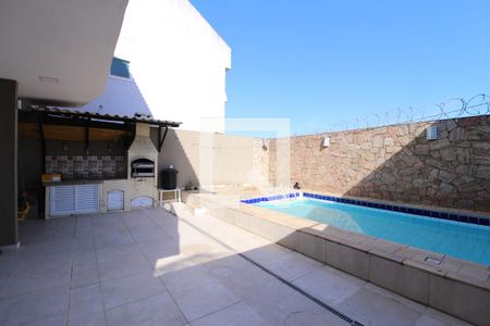 Casa à venda com 230m², 4 quartos e 2 vagasPiscina