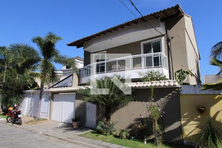 Casa à venda com 230m², 4 quartos e 2 vagasFachada