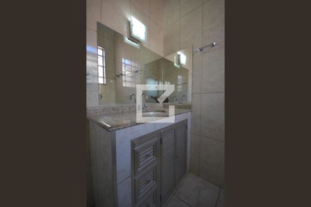 Casa para alugar com 80m², 3 quartos e 2 vagasBanheiro Social