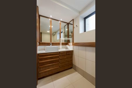 Apartamento à venda com 273m², 3 quartos e 2 vagas Apartamento à venda com 273m², 3 quartos e 2 vagasBanheiro da Suíte 2