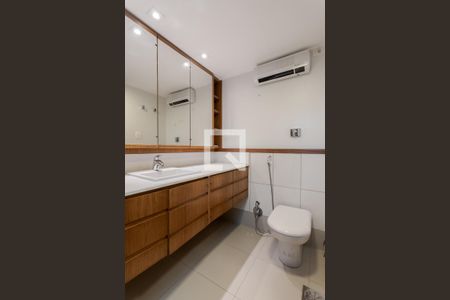 Apartamento à venda com 273m², 3 quartos e 2 vagas Apartamento à venda com 273m², 3 quartos e 2 vagasBanheiro da Suíte 1