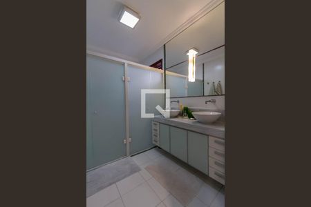 Casa à venda com 380m², 4 quartos e 5 vagasBanheiro da Suíte 3