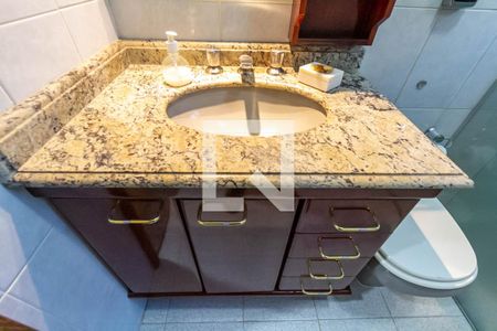 Casa à venda com 380m², 4 quartos e 5 vagasBanheiro da suíte 1