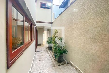 Casa à venda com 380m², 4 quartos e 5 vagasCorredor lateral