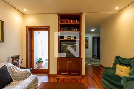 Casa à venda com 380m², 4 quartos e 5 vagasSala de TV