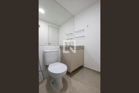 Banheiro de apartamento para alugar com 1 quarto, 27m² em Pinheiros, São Paulo