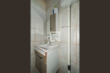 Banheiro de apartamento à venda com 2 quartos, 47m² em Rubem Berta, Porto Alegre