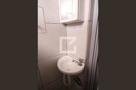 Banheiro  de casa para alugar com 2 quartos, 55m² em Vila Souza, São Paulo