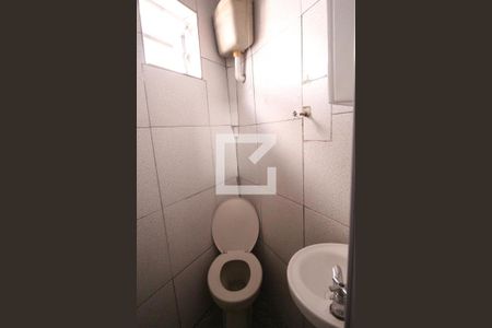 Banheiro  de casa para alugar com 2 quartos, 55m² em Vila Souza, São Paulo