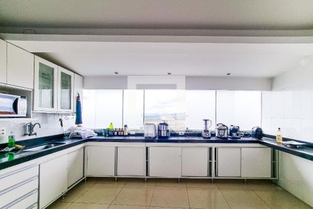 Casa à venda com 330m², 5 quartos e 5 vagas Casa à venda com 330m², 5 quartos e 5 vagasCozinha