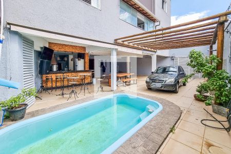 Casa à venda com 330m², 5 quartos e 5 vagas Casa à venda com 330m², 5 quartos e 5 vagasPiscina