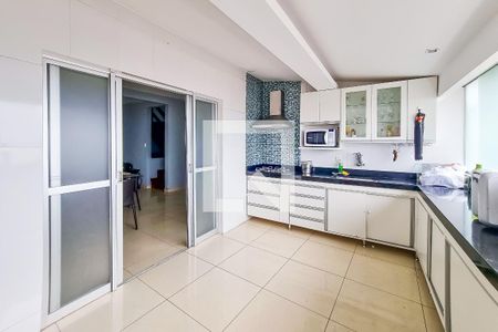 Casa à venda com 330m², 5 quartos e 5 vagas Casa à venda com 330m², 5 quartos e 5 vagasCozinha