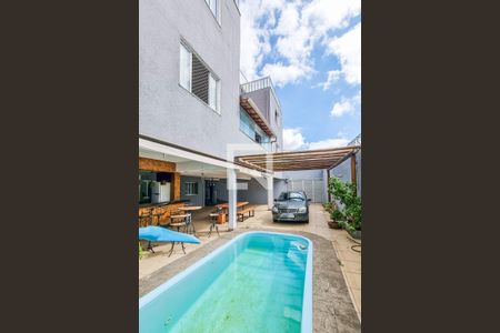 Casa à venda com 330m², 5 quartos e 5 vagas Casa à venda com 330m², 5 quartos e 5 vagasPiscina